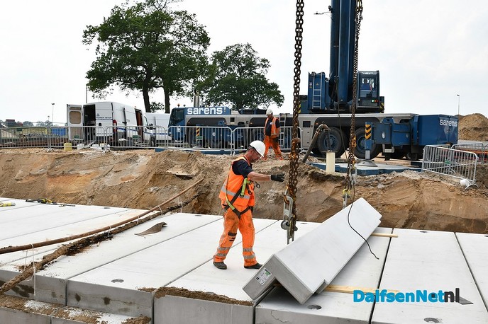 Prefab betonnen duiker van 40m onder de Hessenweg geplaatst - Foto: Johan Bokma