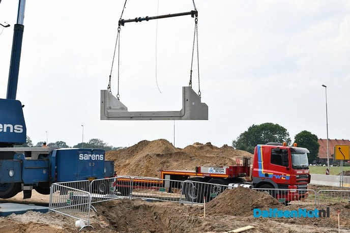 Prefab betonnen duiker van 40m onder de Hessenweg geplaatst - Foto: Johan Bokma