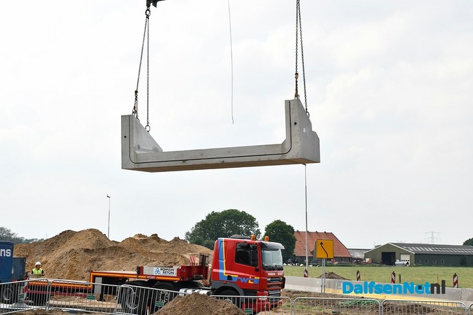 Prefab betonnen duiker van 40m onder de Hessenweg geplaatst - Foto: Johan Bokma