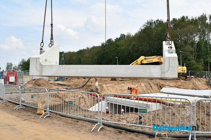 Prefab betonnen duiker van 40m onder de Hessenweg geplaatst - Foto: Johan Bokma