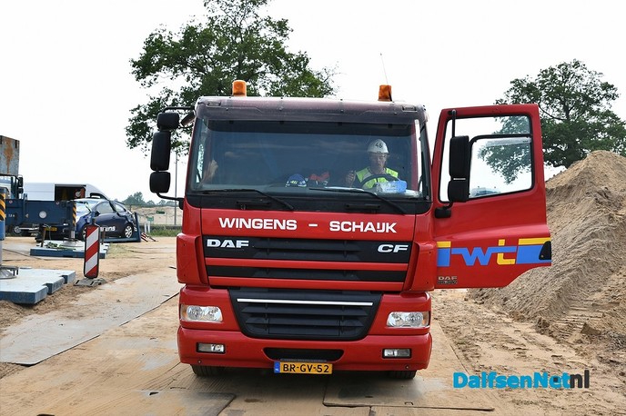Prefab betonnen duiker van 40m onder de Hessenweg geplaatst - Foto: Johan Bokma