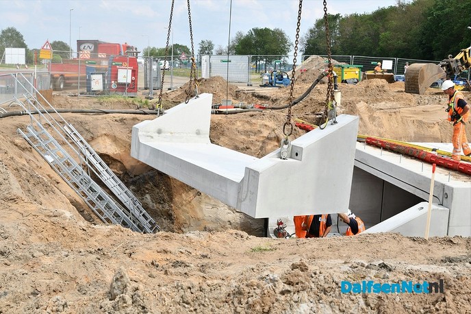 Prefab betonnen duiker van 40m onder de Hessenweg geplaatst - Foto: Johan Bokma