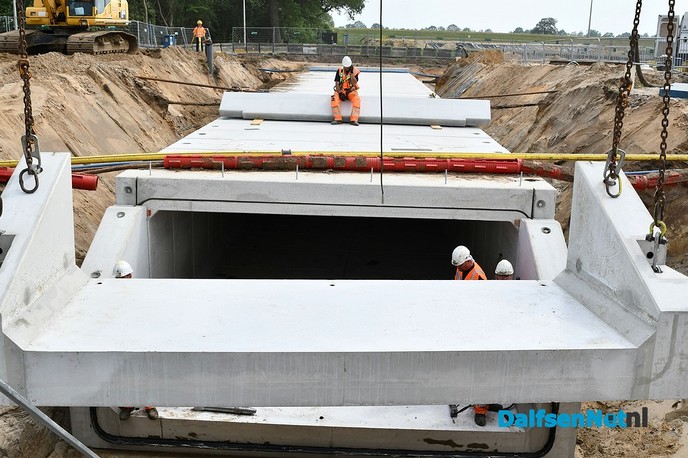 Prefab betonnen duiker van 40m onder de Hessenweg geplaatst - Foto: Johan Bokma