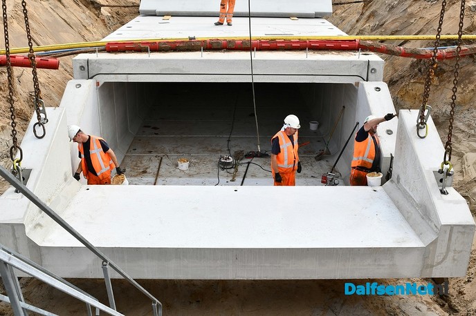 Prefab betonnen duiker van 40m onder de Hessenweg geplaatst - Foto: Johan Bokma