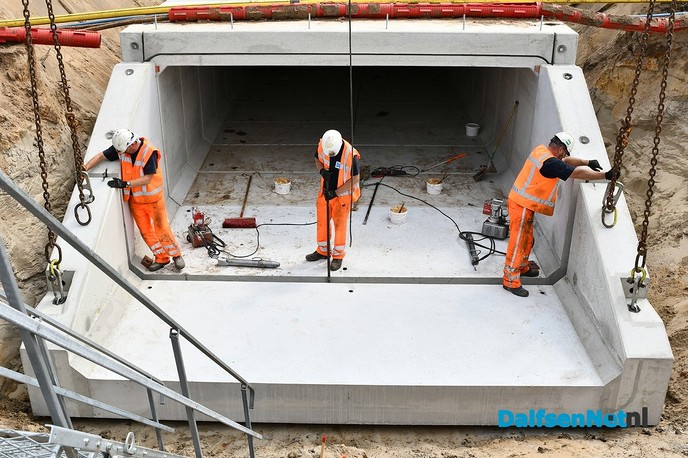 Prefab betonnen duiker van 40m onder de Hessenweg geplaatst - Foto: Johan Bokma