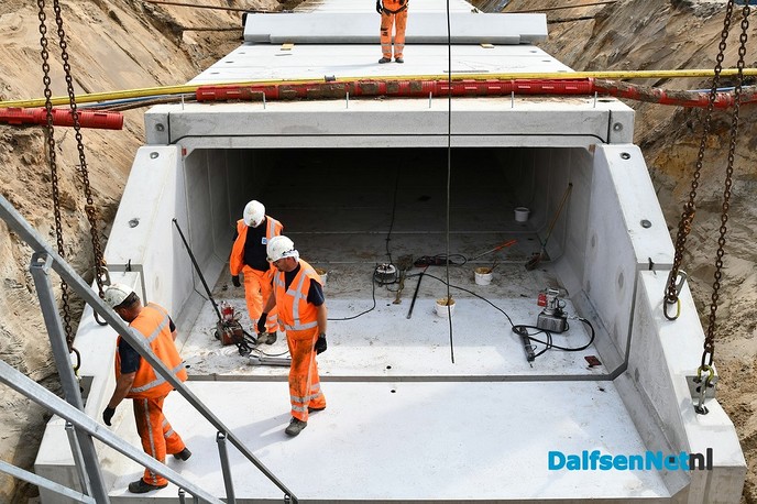 Prefab betonnen duiker van 40m onder de Hessenweg geplaatst - Foto: Johan Bokma
