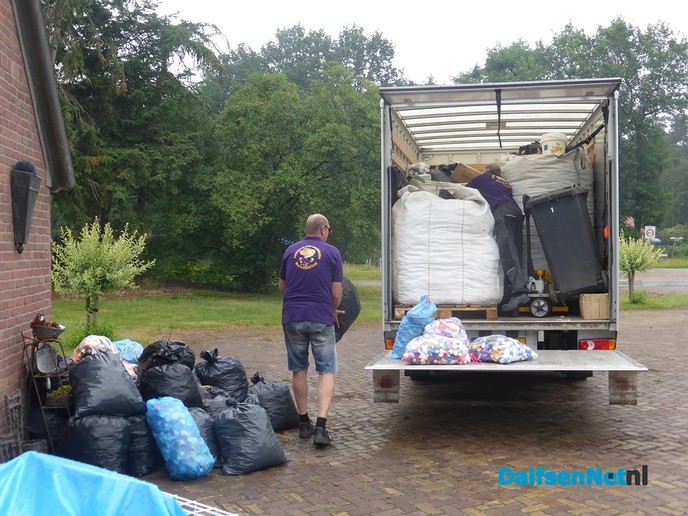 Gespaarde plastic doppen - Foto: Ingezonden foto
