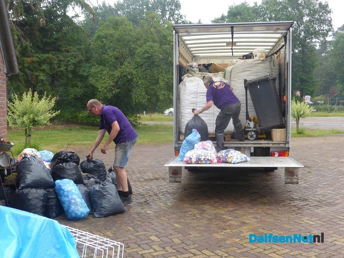 Gespaarde plastic doppen - Foto: Ingezonden foto