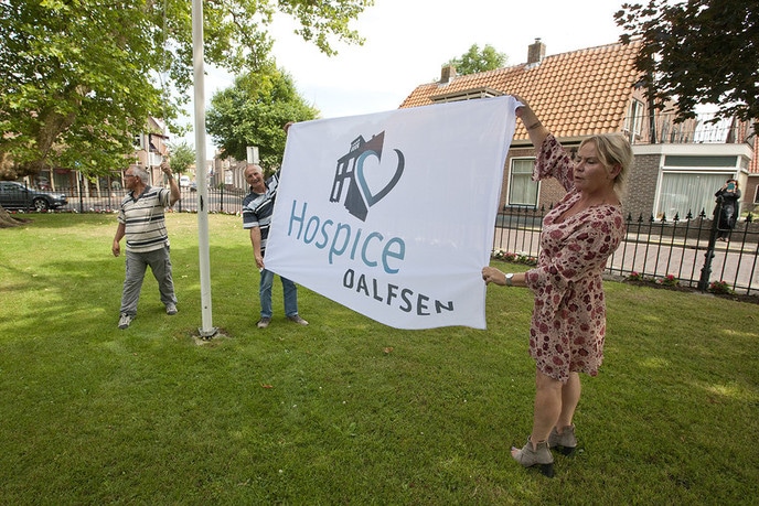 Het nieuwe logo is gehesen bij hospice - Foto: Geert Bistervels