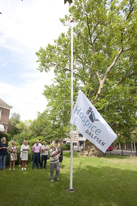 Het nieuwe logo is gehesen bij hospice - Foto: Geert Bistervels