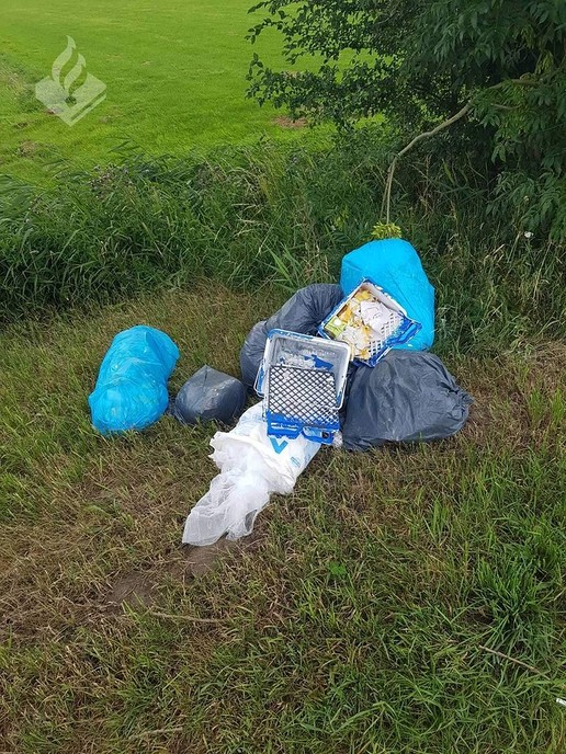 Afval gedumpt - Foto: Politie Dalfsen