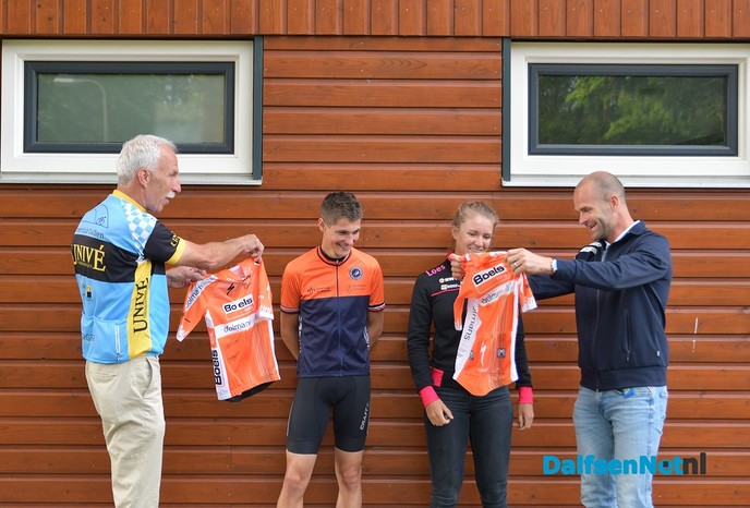 Winnaars en uitrijking van de Anna van der Breggen shirts - Foto: Johan Bokma