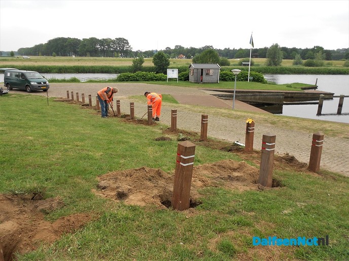 Palen om boten vast te leggen bij hoogwater