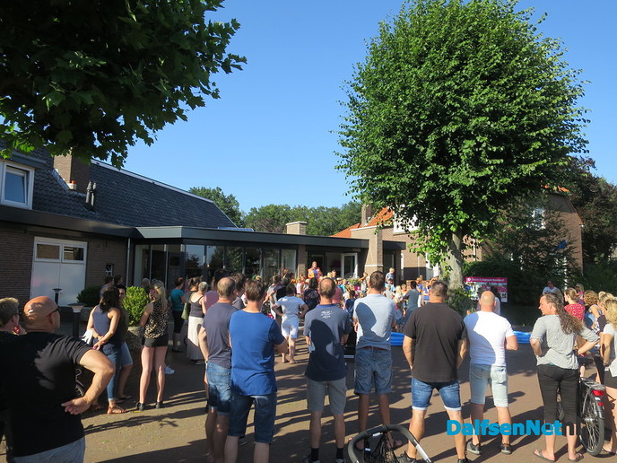 Het Sproeifeest Hoonhorst is vanavond officieel gestart - Foto: Wim