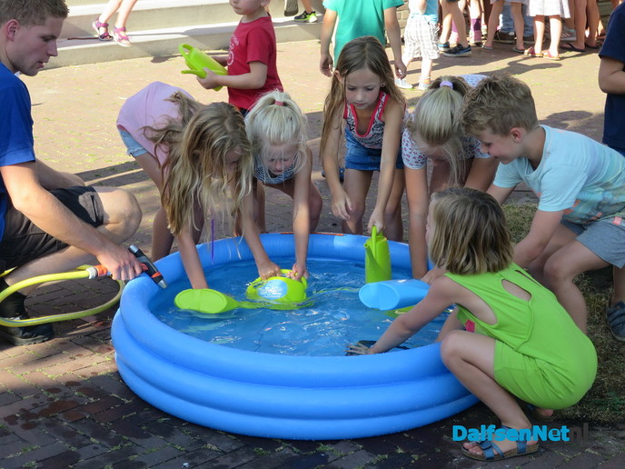 Het Sproeifeest Hoonhorst is vanavond officieel gestart - Foto: Wim