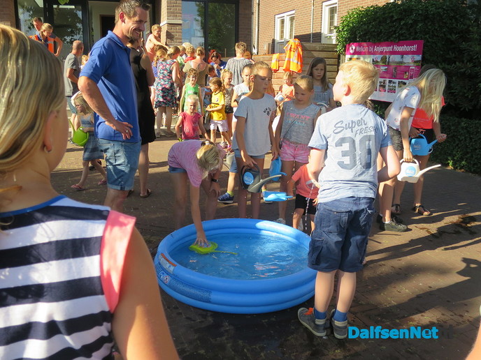 Het Sproeifeest Hoonhorst is vanavond officieel gestart - Foto: Wim
