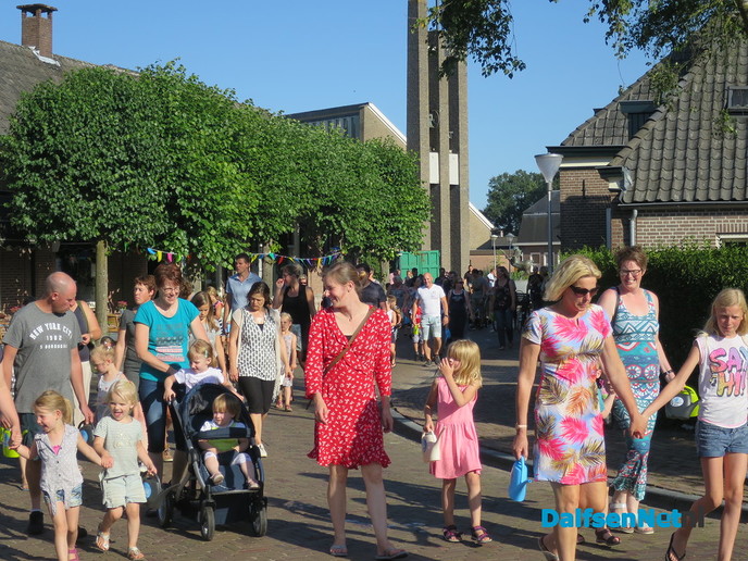 Het Sproeifeest Hoonhorst is vanavond officieel gestart - Foto: Wim