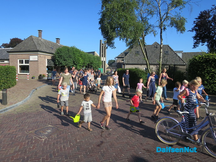 Het Sproeifeest Hoonhorst is vanavond officieel gestart - Foto: Wim