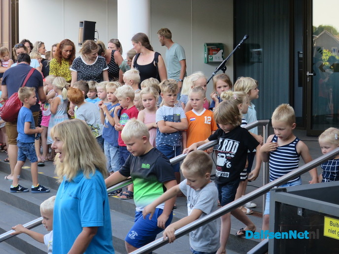 Uitreiking medailles voor de 361 deelnemende kinderen - Foto: Wim