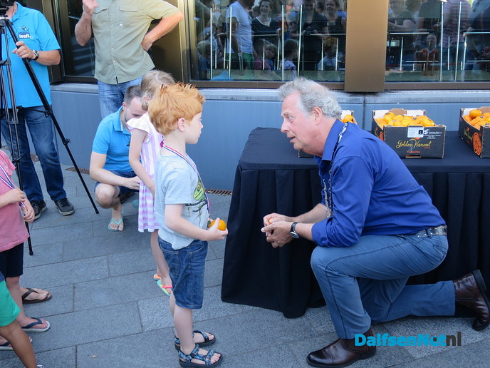 Uitreiking medailles voor de 361 deelnemende kinderen - Foto: Wim