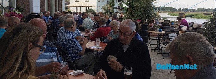 Nog enkele plekken vrij bij het klaverjassen aan de kade. - Foto: Ingezonden foto