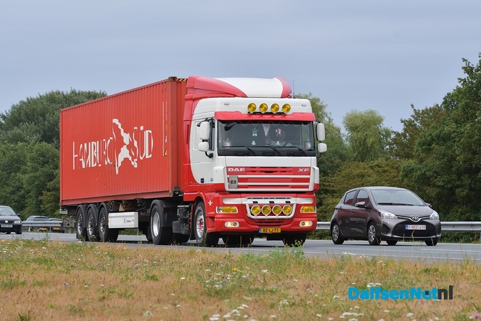 Publiek geniet langs A28 van uittocht Truckstar Festival - Foto: Johan Bokma