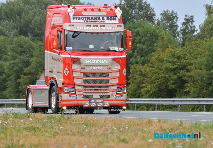 Publiek geniet langs A28 van uittocht Truckstar Festival - Foto: Johan Bokma