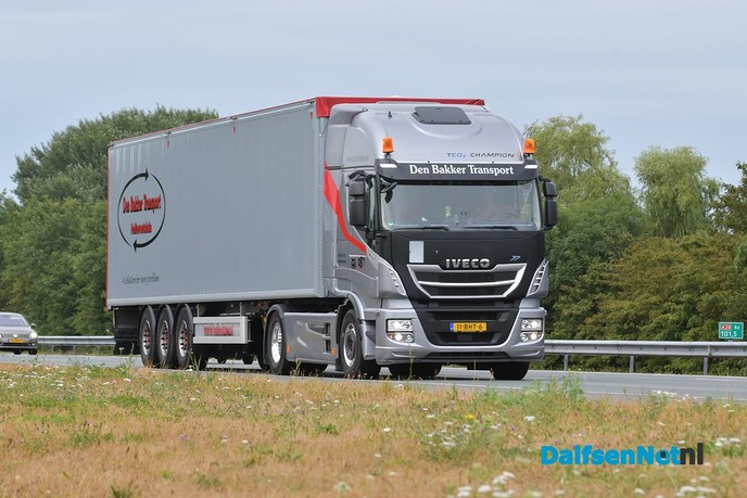 Publiek geniet langs A28 van uittocht Truckstar Festival - Foto: Johan Bokma