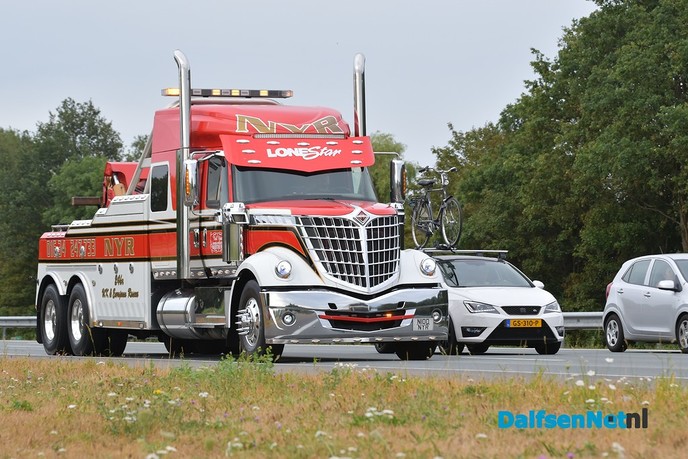 Publiek geniet langs A28 van uittocht Truckstar Festival - Foto: Johan Bokma