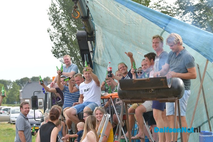 Publiek geniet langs A28 van uittocht Truckstar Festival - Foto: Johan Bokma