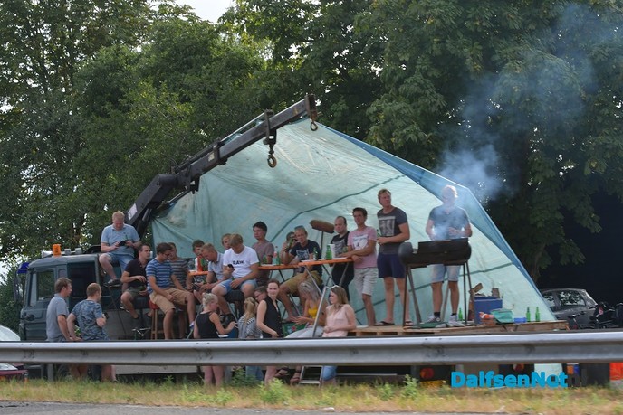 Publiek geniet langs A28 van uittocht Truckstar Festival - Foto: Johan Bokma