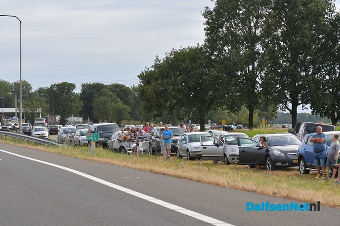 Publiek geniet langs A28 van uittocht Truckstar Festival - Foto: Johan Bokma