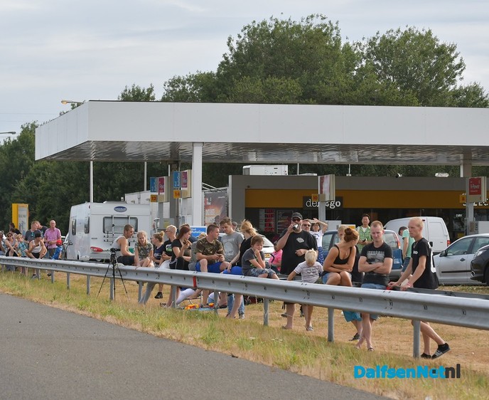 Publiek geniet langs A28 van uittocht Truckstar Festival - Foto: Johan Bokma