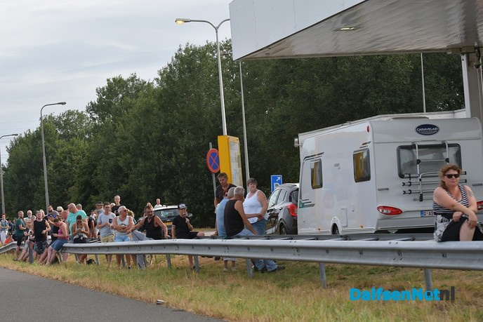 Publiek geniet langs A28 van uittocht Truckstar Festival - Foto: Johan Bokma