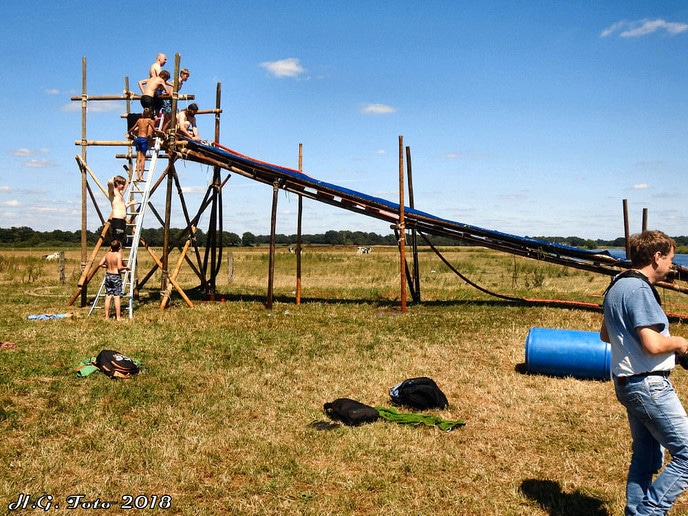 Scouting bouwt reuzeglijbaan bij de Vecht.
