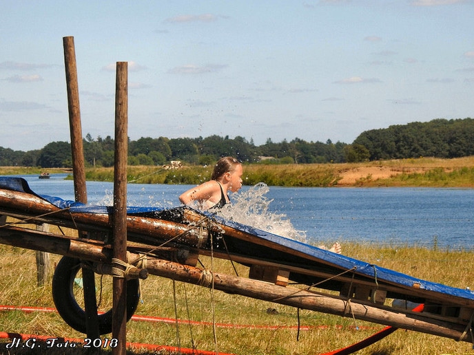 Scouting bouwt reuzeglijbaan bij de Vecht.
