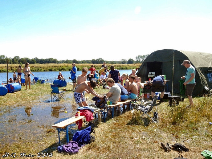 Scouting bouwt reuzeglijbaan bij de Vecht.