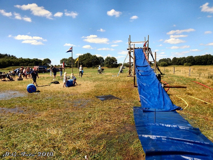Scouting bouwt reuzeglijbaan bij de Vecht.