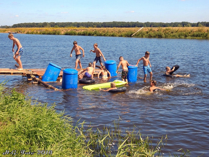 Scouting bouwt reuzeglijbaan bij de Vecht.