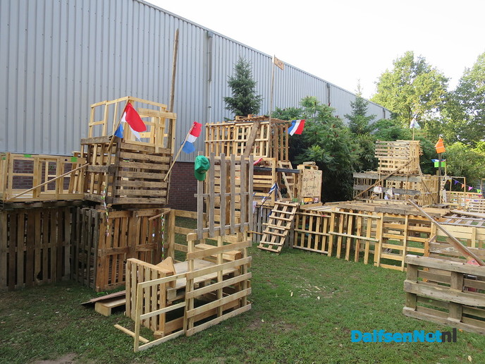 Ook in Lemelerveld is de timmerweek in volle gang - Foto: Wim