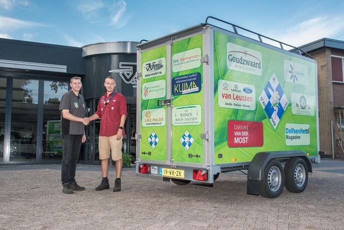 Dalfser bedrijven schenken aanhanger aan scouting - Foto: Thomas Klomp