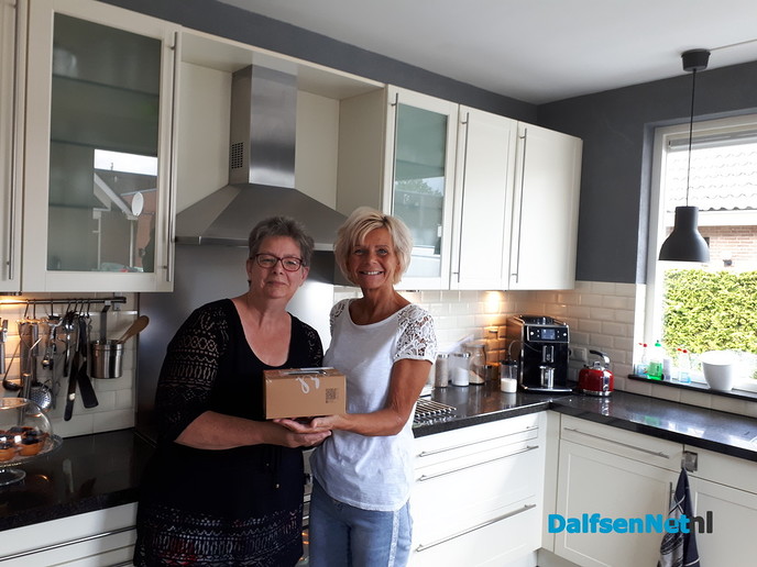 Anita krijgt gratis taartje van de BakSTER. - Foto: Ingezonden foto