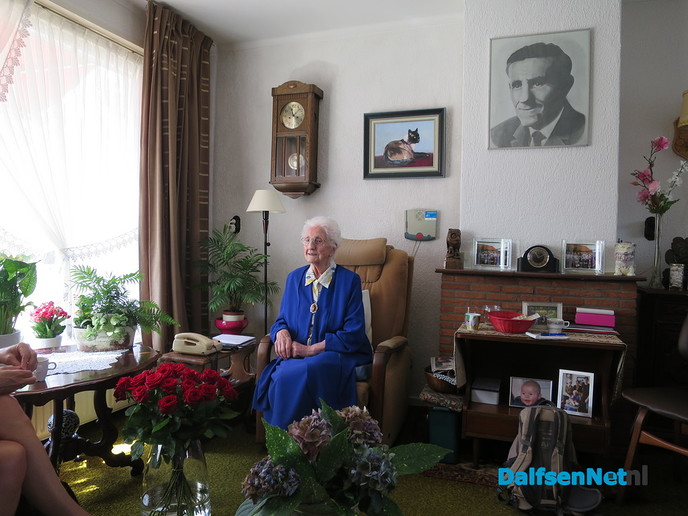 101 jarige, een boterham met honing en een berenburgie - Foto: Wim