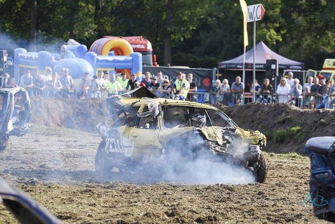 Heino maakt zich op voor spectaculaire autorodeo - Foto: Eigen geleverde foto