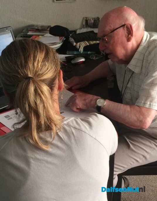 Ans leest dankzij haar coach - Foto: Ingezonden foto