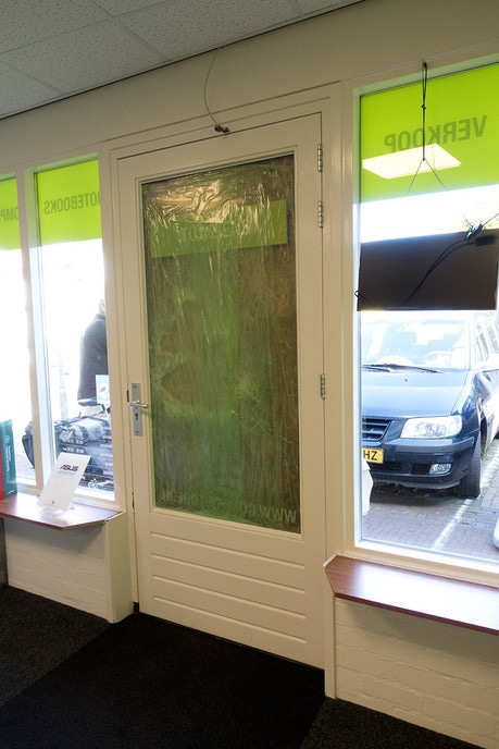 Glasschade bij poging inbraak Compustore - Foto: Eigen geleverde foto