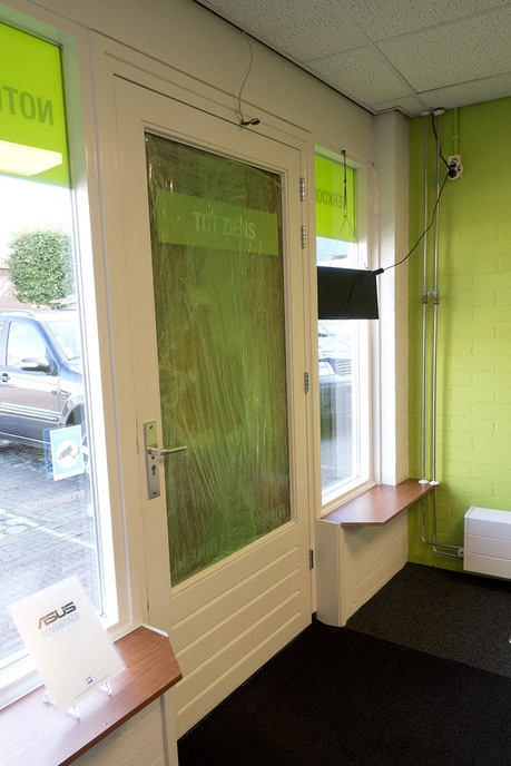 Glasschade bij poging inbraak Compustore - Foto: Eigen geleverde foto