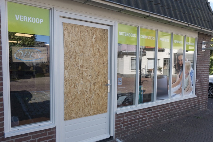 Glasschade bij poging inbraak Compustore - Foto: Eigen geleverde foto
