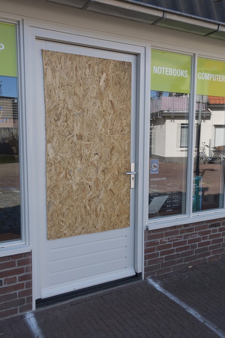 Glasschade bij poging inbraak Compustore - Foto: Eigen geleverde foto