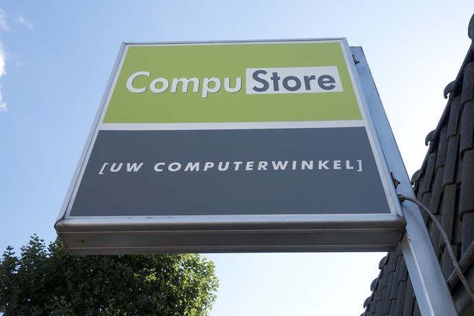 Glasschade bij poging inbraak Compustore - Foto: Eigen geleverde foto